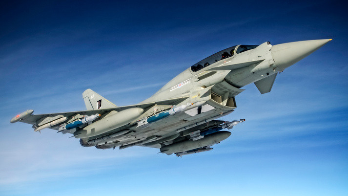 Loại chiến đấu cơ phản lực này được trang bị một khẩu pháo 27mm với cơ số đạn 150 viên. Kèm theo đó là số lượng giá treo nhiều kỷ lục, lên tới 13 giá treo với 8 giá dưới hai cánh và 5 giá treo dưới bụng cho phép mang theo tối đa được tới 9 tấn vũ khí. Nguồn ảnh: Flickr.