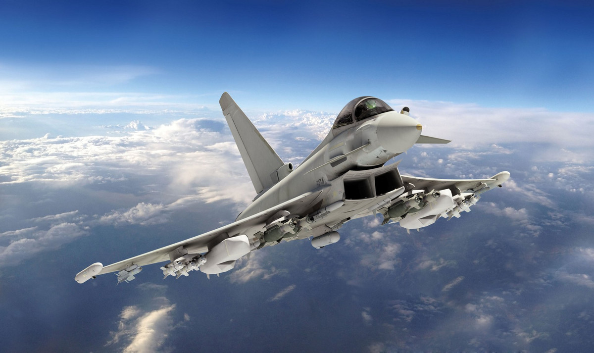 Về mặt lý thuyết, để phát huy tối đa khả năng chiến đấu đa năng của Eurofighter Typhoon, loại chiến đấu cơ này sẽ được trang bị với 4 tên lửa AMRAAM, 2 tên lửa ASRAAM, 4 EGBU-16 cùng với 2 x 1000 lít nhiên liệu gắn ngoài. Nguồn ảnh: Pinterest.