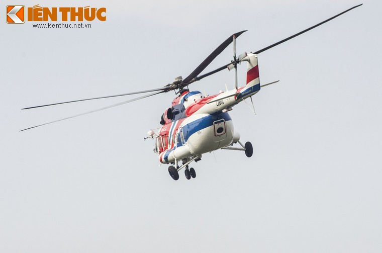 Màn trình diễn của Mi-171A2 tại Sân bay Trực thăng Gia Lâm hôm qua kéo dài khoảng 5 phút với những động tác đảo lái đổi hướng rất mãn nhãn nhưng cũng không kém phần thót tim.