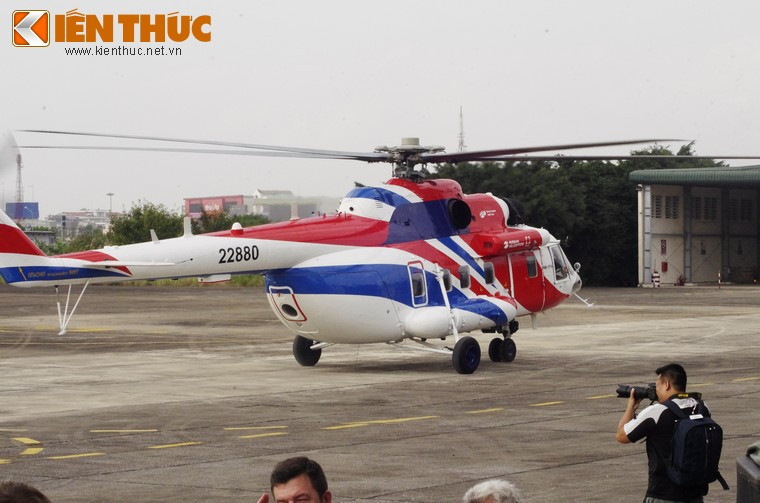 Trực thăng Mi-171A2 lăn bánh trên đường băng của Sân bay Trực thăng Gia Lâm để chuẩn bị cho màn bay trình diễn của mình trước đông đảo các phóng viên.