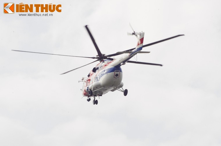 Giống với trực thăng Ansat, màn trình diễn của Mi-171A2 cũng bắt đầu với những động tác xoay vòng ở độ cao thấp và sau đó đột ngột nâng độ cao lên 50 mét so với mặt đất.