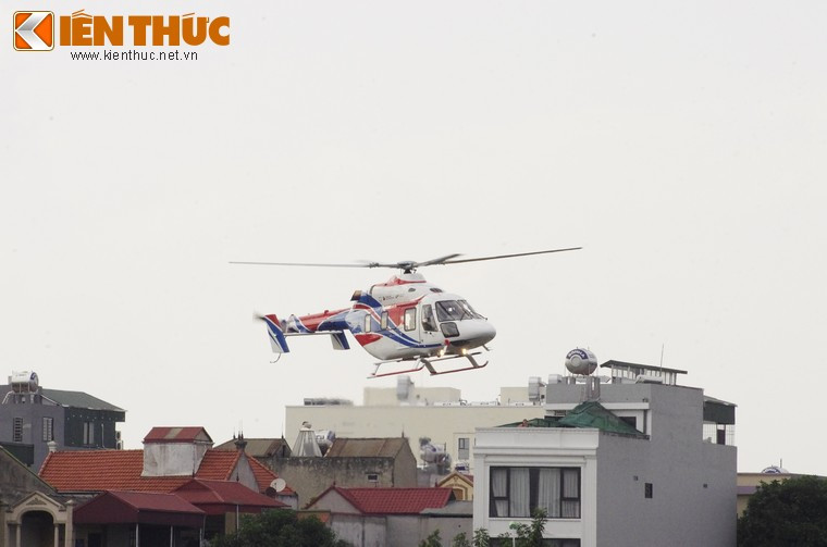 Trực thăng Ansat trình diễn các màn bay trình diễn của mình ở độ cao thấp sát với nóc nhà bốn tầng bên ngoài sân bay.
