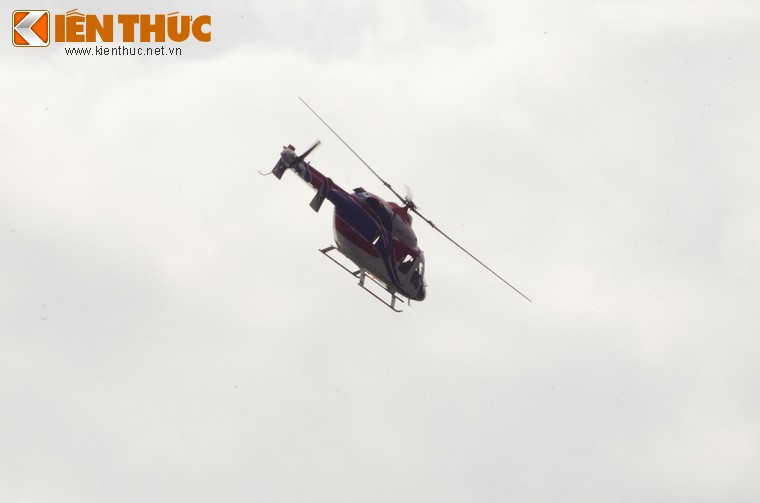 Pha đảo cánh ở tốc độ lớn của trực thăng Ansat khi thực hiện bay trình diễn trên không.