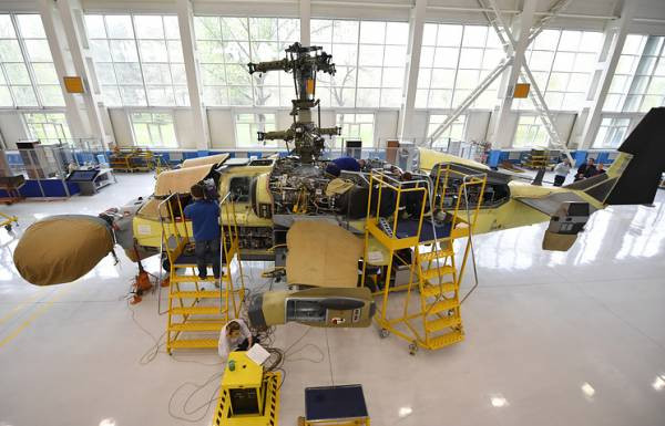 Ka-52 được xem là một trong những loại trực thăng tấn công hiện đại nhất thế giới. Nó cũng được coi là trực thăng vũ trang đầu tiên trên thế giới sử dụng cơ cấu cánh quạt đồng trục, là trực thăng đầu tiên trong lịch sử trang bị ghế phóng khẩn cấp cho phi công. Nguồn ảnh: Defence.