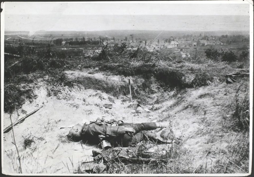 Trong ngày đầu tiên của chiến dịch, Mỹ đã phải chịu khoảng 1000 thương vong. Quân Đức kiên cường chống đỡ 9 cuộc tấn công. Tới ngày 26/6, phía Đức tuyên bố chiến thắng, Mỹ dừng tấn công. Nguồn ảnh: BI.