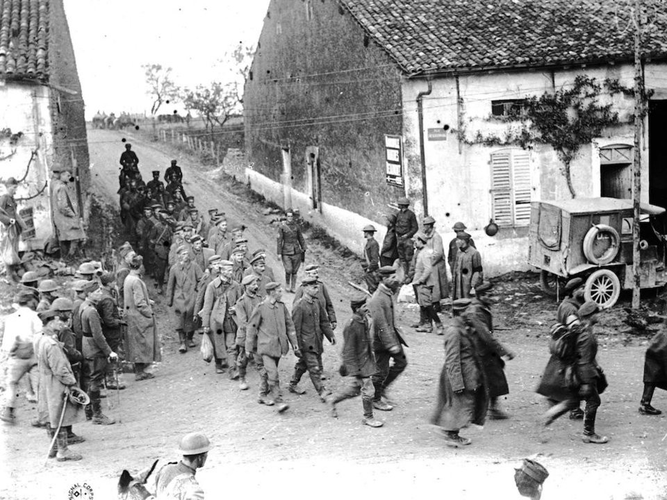 Lính Mỹ bắt giữ tù binh Đức sau trận chiến diễn ra ở St. Mihiel Salient năm 1918. Nguồn ảnh: BI.