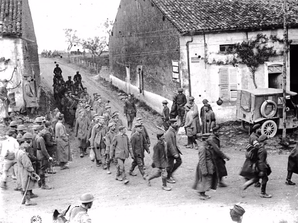 Lính Mỹ bắt giữ tù binh Đức sau trận chiến diễn ra ở St. Mihiel Salient năm 1918. Nguồn ảnh: BI.