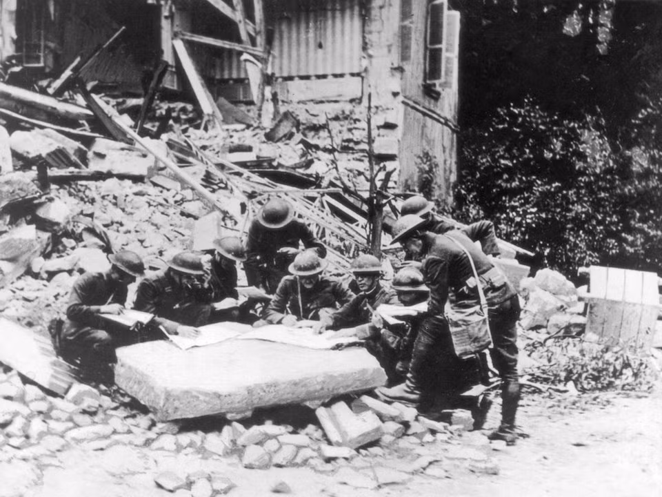 Quân Đức chấp nhận các điều khoản đầu hàng, bàn giao vũ khí và chiến tuyến lại cho phía Mỹ sau khi nước Đức đầu hàng vô điều kiện, kết thúc cuộc Đại chiến. Nguồn ảnh: BI.