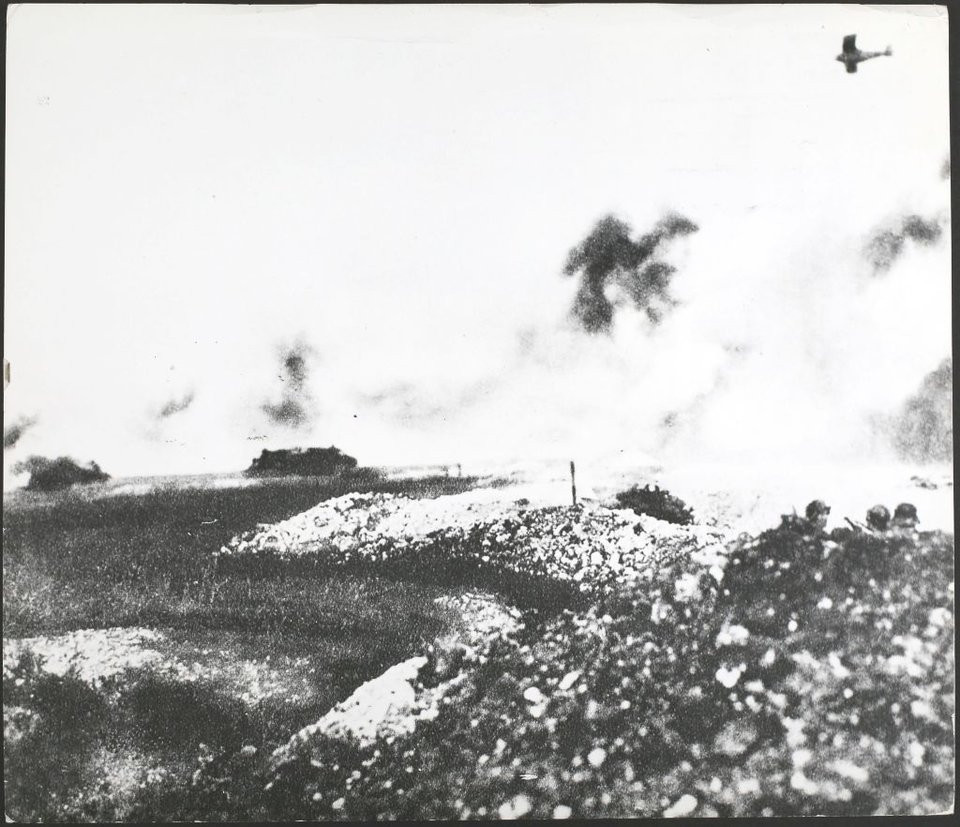 Bức ảnh được ghi lại từ trận Marne - có thể dễ dàng nhận thấy trong ảnh có các xe tăng của Anh tiến công dưới mặt đất và máy bay chiến đấu trên không trung hỗ trợ lính bộ binh Mỹ tiến công. Nguồn ảnh: BI.