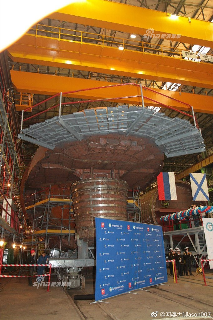 Về vũ trang, tàu ngầm Lada được trang bị tổng cộng 6 ống phóng ngư lôi tiêu chuẩn kích cỡ 533mm. Tàu cũng có dự trữ 18 ngư lôi hoặc tối đa 44 thuỷ lôi hoặc 10 tên lửa Kalibr. Nguồn ảnh: Sina.