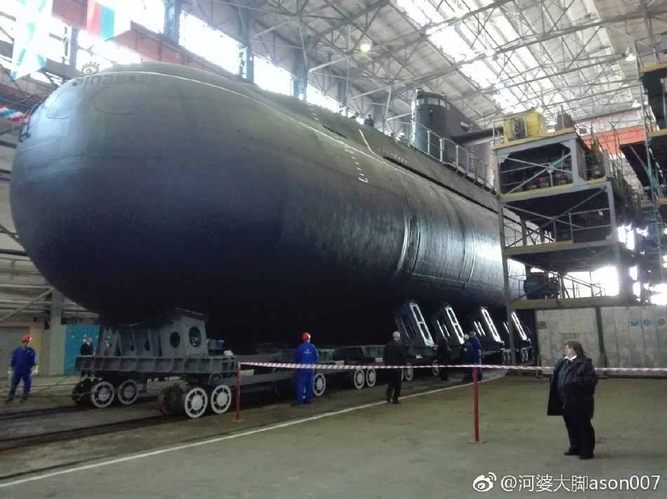 Tàu ngầm Lada cũng được báo chí phương Tây châm biếm là tàu ngầm điện-diesel có thời gian đóng mới lâu nhất lịch sử. Điều này cũng có phần chính xác khi chiếc B-586 mang tên Kronshtadt được đóng tại nhà máy đóng tàu Admiralty trong thời gian từ năm 2005 tới tận năm... 2018 này mới được hạ thuỷ. Nguồn ảnh: Sina.