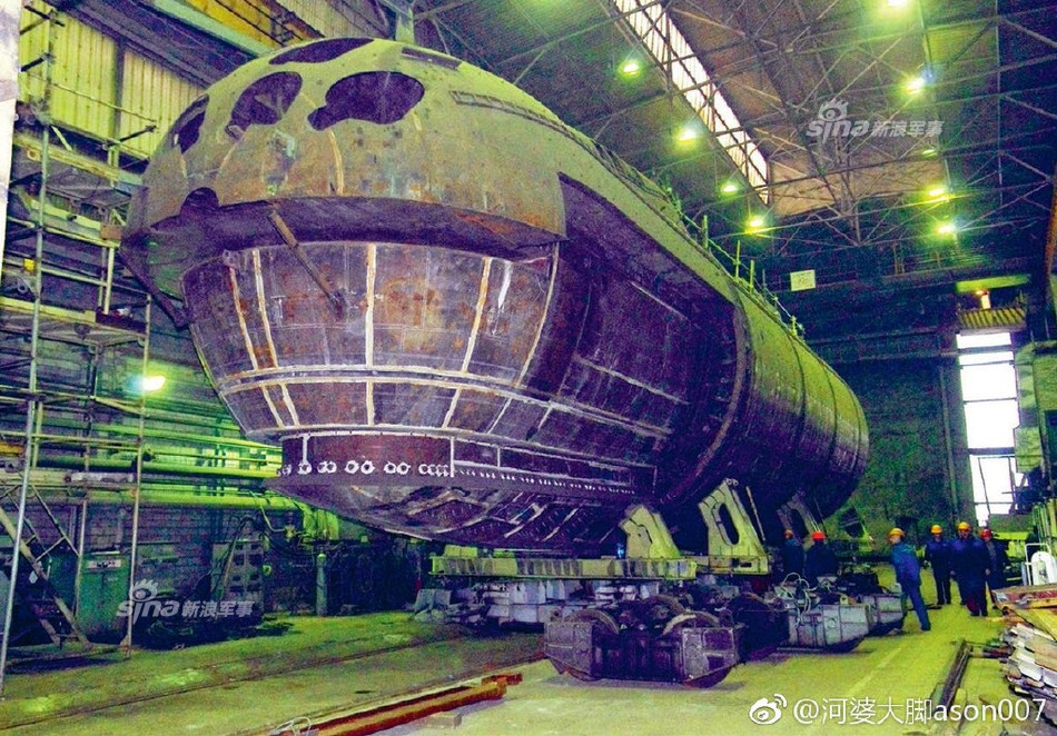 Tàu có độ giãn nước rất nhỏ, chỉ khoảng 1800 tấn khi nổi và 2700 tấn khi chìm. Tàu có chiều dài tổng cộng 72 mét và lườn rộng 7,2 mét, tuy nhiên có thể thấy, phần lớn diện tích của tàu là lớp vỏ cực dày của nó. Nguồn ảnh: Sina.