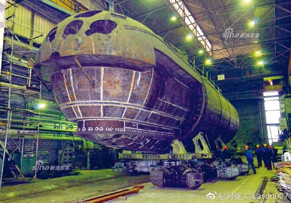 Tàu có độ giãn nước rất nhỏ, chỉ khoảng 1800 tấn khi nổi và 2700 tấn khi chìm. Tàu có chiều dài tổng cộng 72 mét và lườn rộng 7,2 mét, tuy nhiên có thể thấy, phần lớn diện tích của tàu là lớp vỏ cực dày của nó. Nguồn ảnh: Sina.