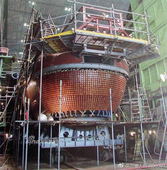 Để có thể bảo đảm được khả năng tàng hình của mình, tàu ngầm lớp Lada được trang bị lớp vỏ cực kỳ đặc biệt, cho phép nó có thể di chuyển dưới nước với độ ồn thấp nhất và chống phản xạ lại sóng thuỷ âm. Nguồn ảnh: Sina.