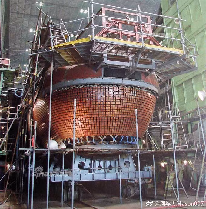 Để có thể bảo đảm được khả năng tàng hình của mình, tàu ngầm lớp Lada được trang bị lớp vỏ cực kỳ đặc biệt, cho phép nó có thể di chuyển dưới nước với độ ồn thấp nhất và chống phản xạ lại sóng thuỷ âm. Nguồn ảnh: Sina.