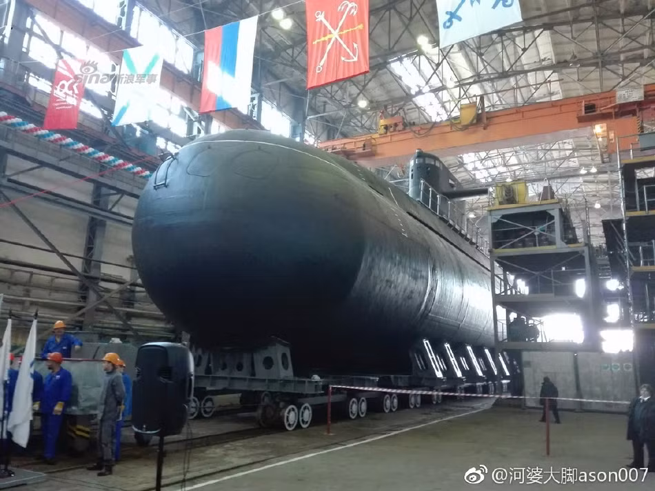 Một điểm đặc biệt đó là dù tàu ngầm Kilo cũng có 6 ống phóng ngư lôi, cũng có dự trữ ngư lôi 18 quả nhưng lại chỉ mang được tối đa 4 tên lửa Kalibr và 24 thuỷ lôi - bằng một nửa so với lớp Lada. Nguồn ảnh: Sina.