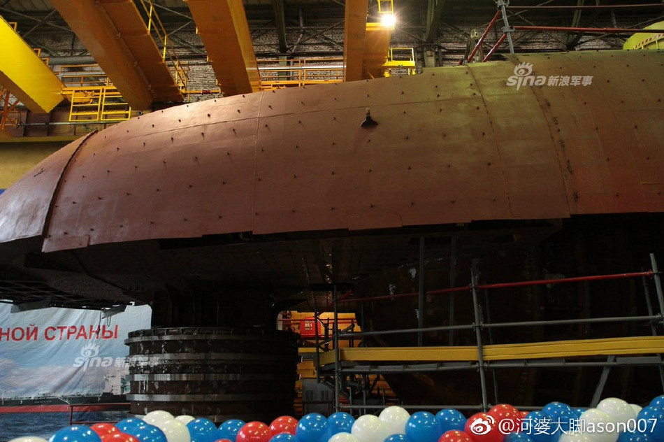 Do có diện tích rất nhỏ và sử dụng nhiều công nghệ đời mới trong điều khiển, tàu ngầm Lada chỉ yêu cầu 35 sĩ quan chỉ huy và thuỷ thủ. Số lượng sĩ quan chỉ huy và thuỷ thủ này sẽ được chia làm hai ca trực liên tục 12 tiếng mỗi ca - đồng nghĩa với việc tàu chỉ cần hơn chục thuỷ thủ điều khiển. Nguồn ảnh: Sina.