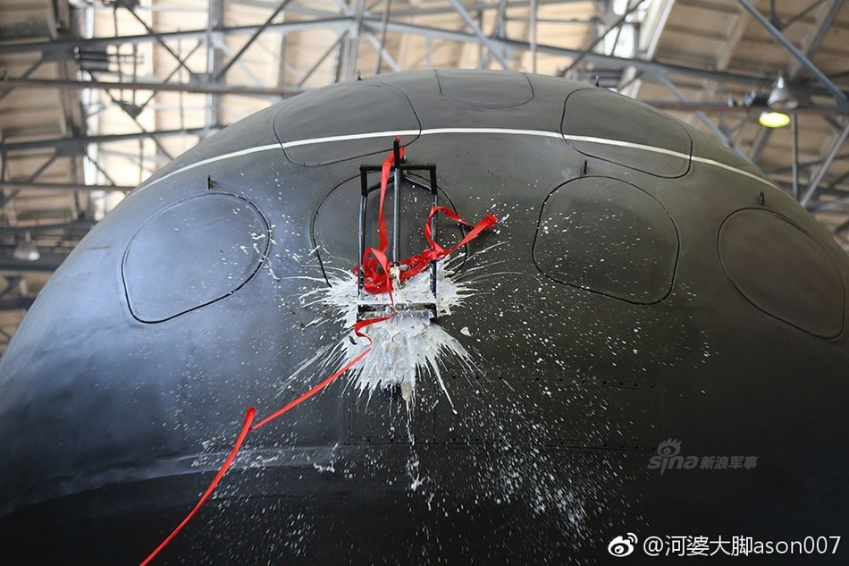 Hình ảnh chai rượu vang đập vào mũi tàu ngầm Lada - nơi có trang bị các ống phóng ngư lôi của tàu trong buổi lễ hạ thuỷ nó vào ngày 20/9 vừa rồi. Dự kiến sớm nhất cũng phải tới năm 2019 chiếc B-586 này mới được cho vào biên chế. Nguồn ảnh: Sina.