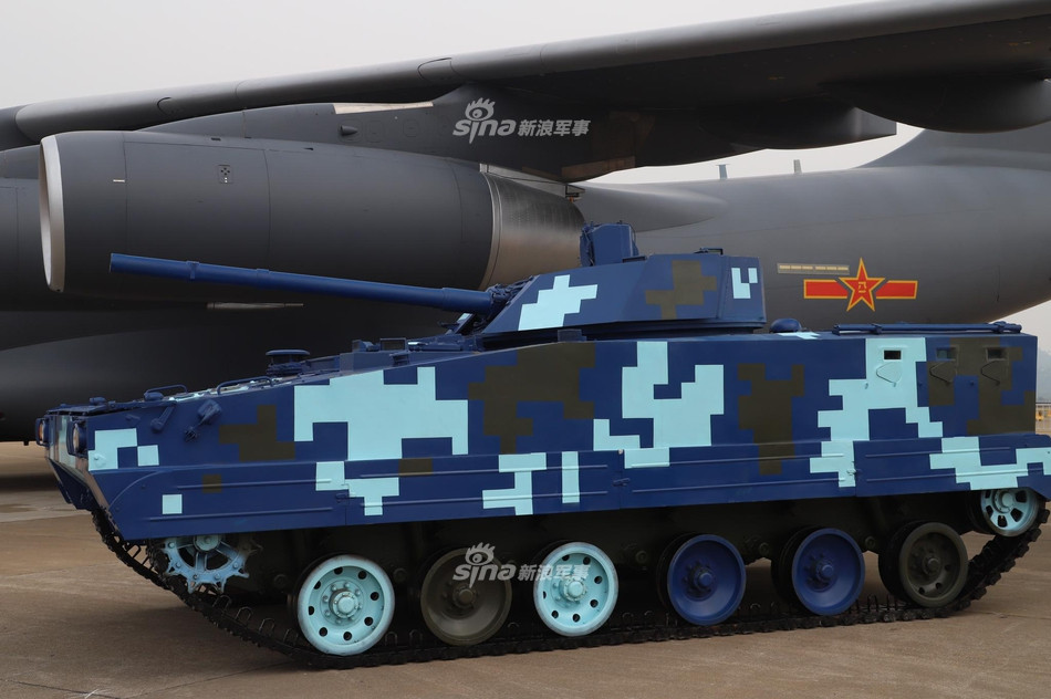 Về cơ bản mà nói các mẫu máy bay vận tải chiến lược của Trung Quốc hiện tại như IL-76 hay Y-20 hoàn toàn có thể chở theo ZBD-04 hay mẫu xe bọc thép đổ bộ đường không mới của Norinco. Tuy nhiên ở nhiệm vụ đổ bộ đường không lại là một vấn đề khác. Nguồn ảnh: Sina.