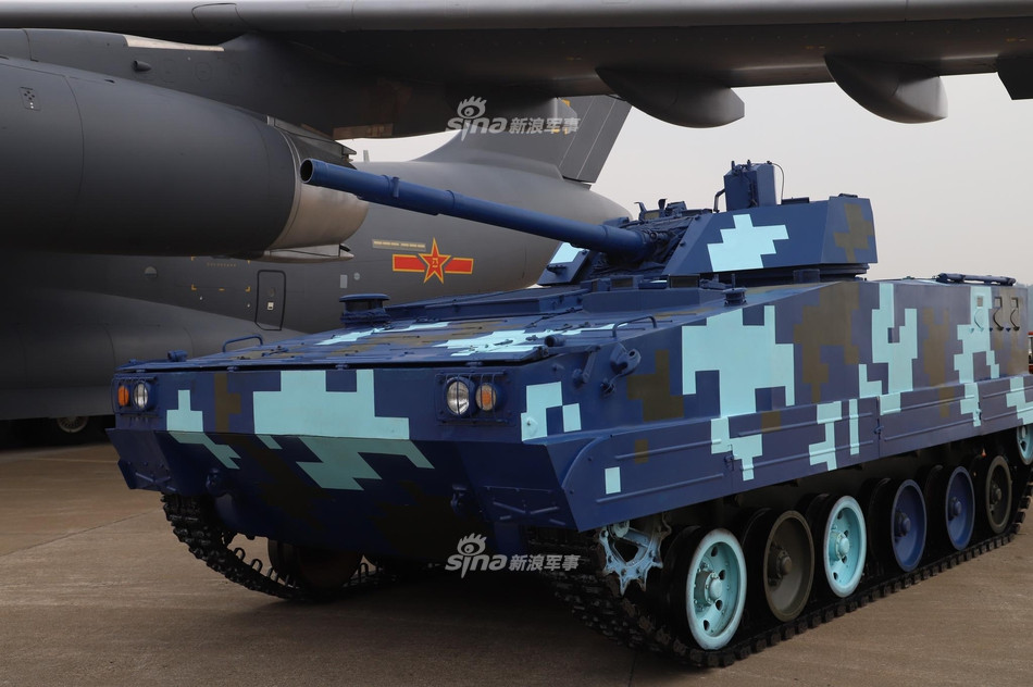 Theo đó phần khung thân bánh xích của xe bọc thép mới khá giống với ZBD-04, nhưng cụm tháp pháo của nó lại nhỏ hơn và được làm gọn lại, bên cạnh đó xe vẫn được trang bị cụm pháo chính 100mm đi kèm pháo đồng trục 30mm tương tự như trên ZBD-04. Nguồn ảnh: Sina.