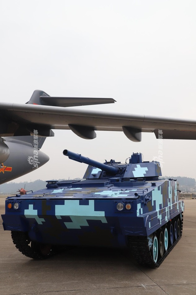 Dù Norinco vẫn chưa công bố tên gọi chính thức của mẫu xe bọc thép này nhưng nhìn từ hình dáng bên ngoài có thể thấy nó có phần giống với mẫu xe chiến đấu bộ binh ZBD-04 đang được Quân đội Trung Quốc sử dụng, nhưng có thiết kế gọn hơn, điều này có thể là nhằm cắt giảm trọng lượng của xe cho nhiệm vụ đổ bộ đường không. Nguồn ảnh: Sina.