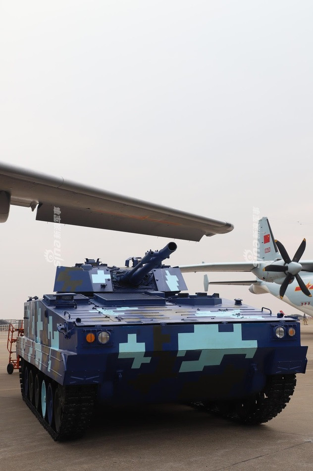 Theo như quảng cáo của Norinco mẫu xe bọc thép dù này sở hữu sức mạnh không hề thua kém các dòng xe bọc thép BMD của Nga hiện tại và có thể được triển khai từ các máy bay vận tải quân sự hạng nặng như IL-76 hoặc Y-20 có trong biên chế Không quân Trung Quốc. Nguồn ảnh: Sina.