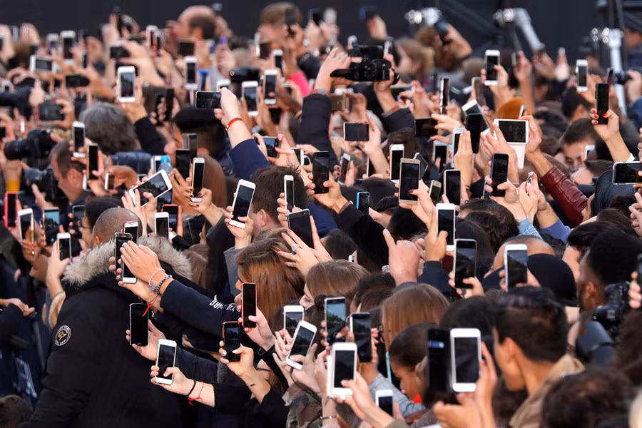 Khi nhan loai nhin the gioi qua lang kinh smartphone