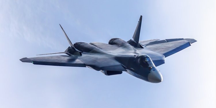 Theo đó, ông cho rằng F-22 của Mỹ thiếu đi khả năng tác chiến không đối đất trong khi đó Su-57 có thể thực hiện được khả năng tác chiến tương đương với một cường kích cơ. Nguồn ảnh: Aviation.
