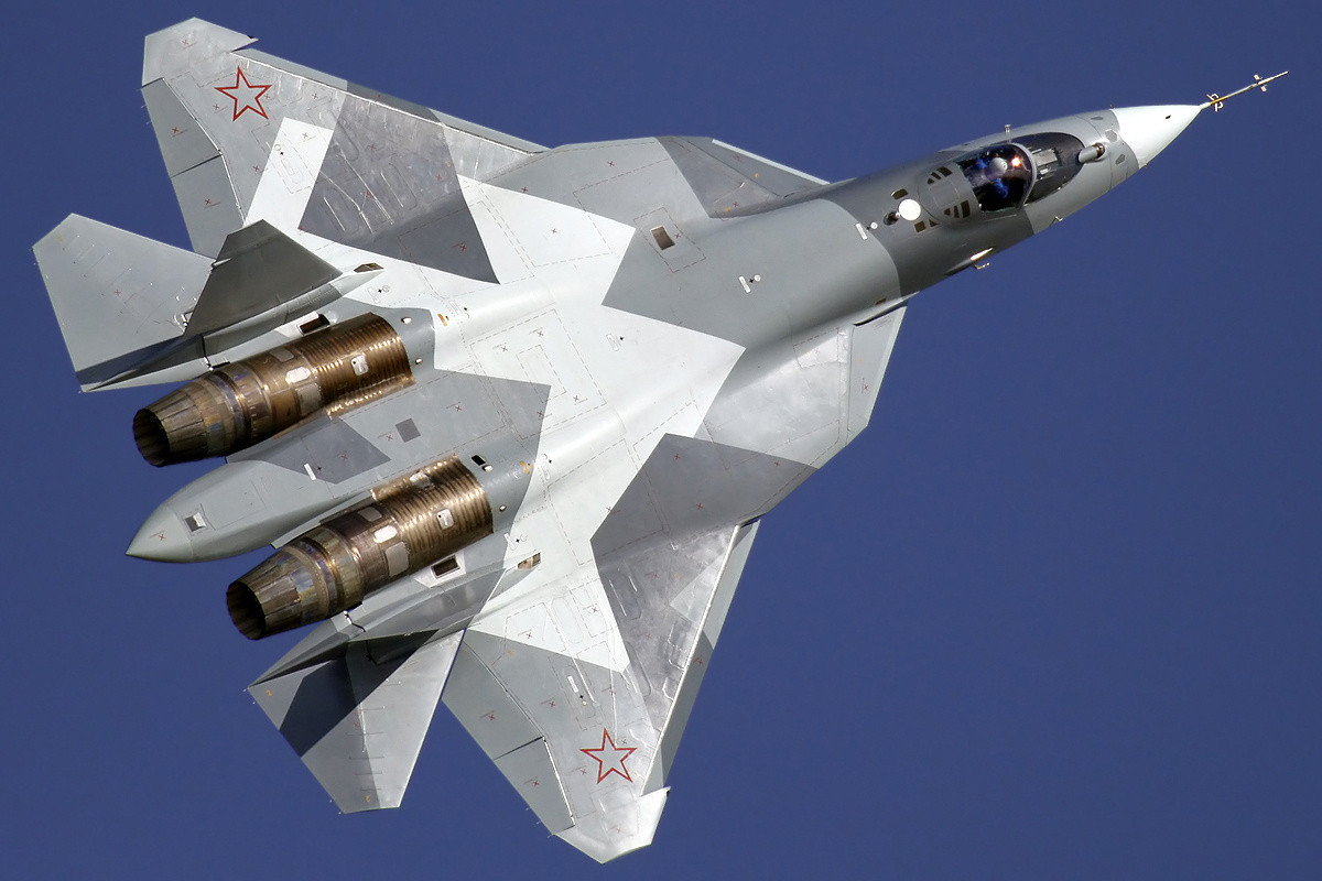 Ông Mikhail còn cho rằng F-22 của mỹ được thiết kế để trở thành một chiến đấu cơ chiếm ưu thế trên không, trong khi đó Su-57 của Nga ngay từ đầu đã được hướng tới việc phát triển để trở thành một chiến đấu cơ đa năng. Nguồn ảnh: Wiki.