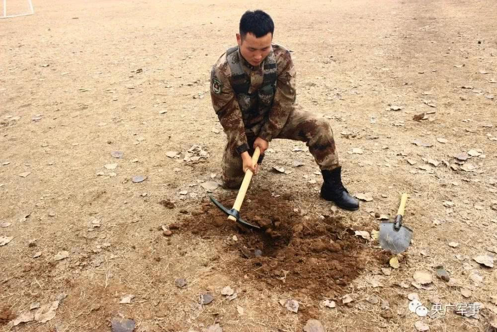 Mặc không ưu việt hay có khả năng phân tán về che giấu khói, thế nhưng bếp dã chiến đặt dưới đất của Quân đội Trung Quốc cũng sở hữu một vài điểm tương đồng với mẫu bếp Hoàng Cầm của Việt Nam. Nguồn ảnh: QQ.