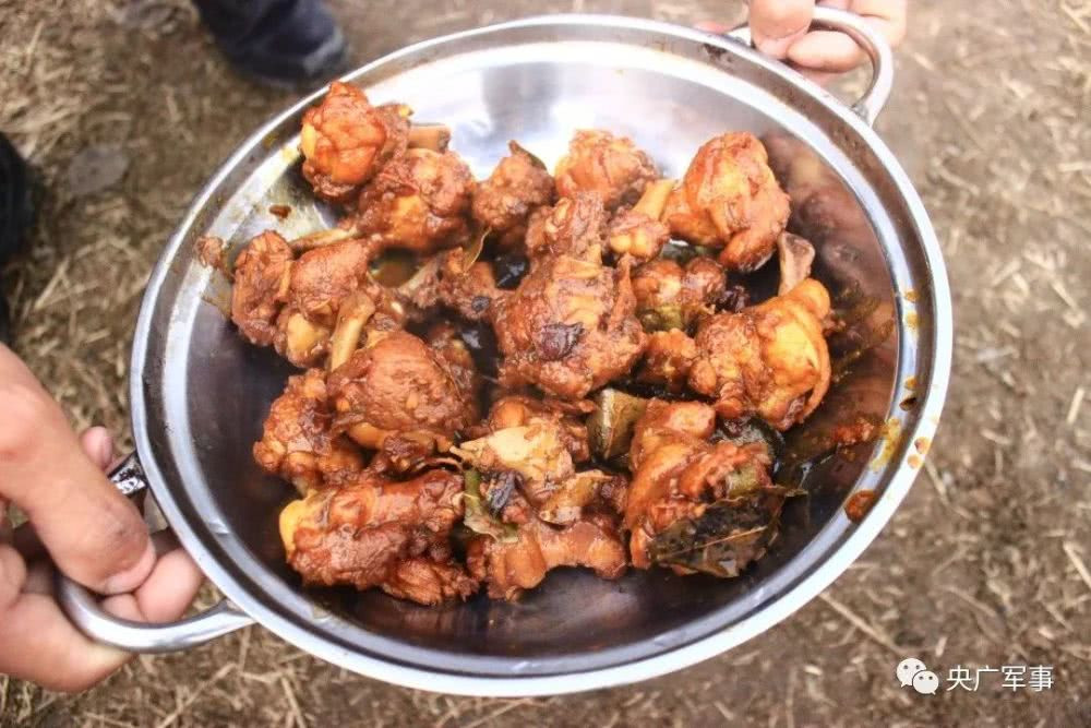 Những món ăn như thế này chắc chắn sẽ cung cấp nhiều năng lượng và sức chiến đấu cho người lính hơn những món ăn đóng gói khô khan, nguội ngắt. Nguồn ảnh: QQ.