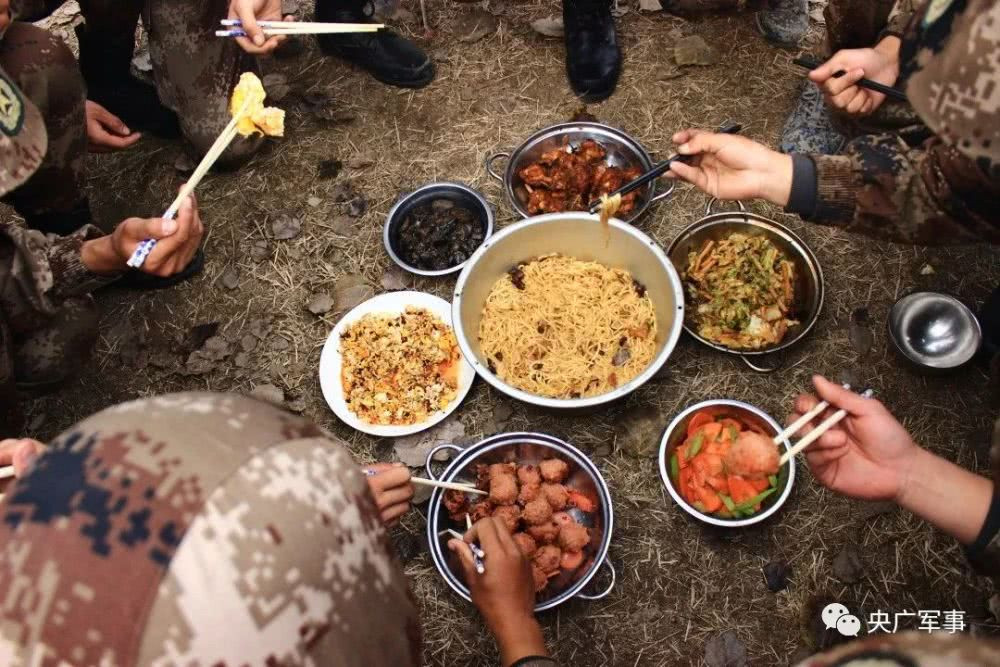 Một bữa cơm dã chiến của binh sĩ Trung Quốc trên chiến trường với 6 món. Nguồn ảnh: QQ.