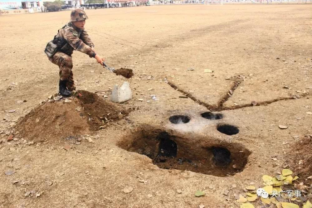 Cận cảnh bếp Hoàng Cầm của Trung Quốc. Sau khi xong nhiệm vụ nấu nướng, bếp sẽ được lấp lại để đảm bảo tính bí mật của quá trình hành quân. Nguồn ảnh: QQ.