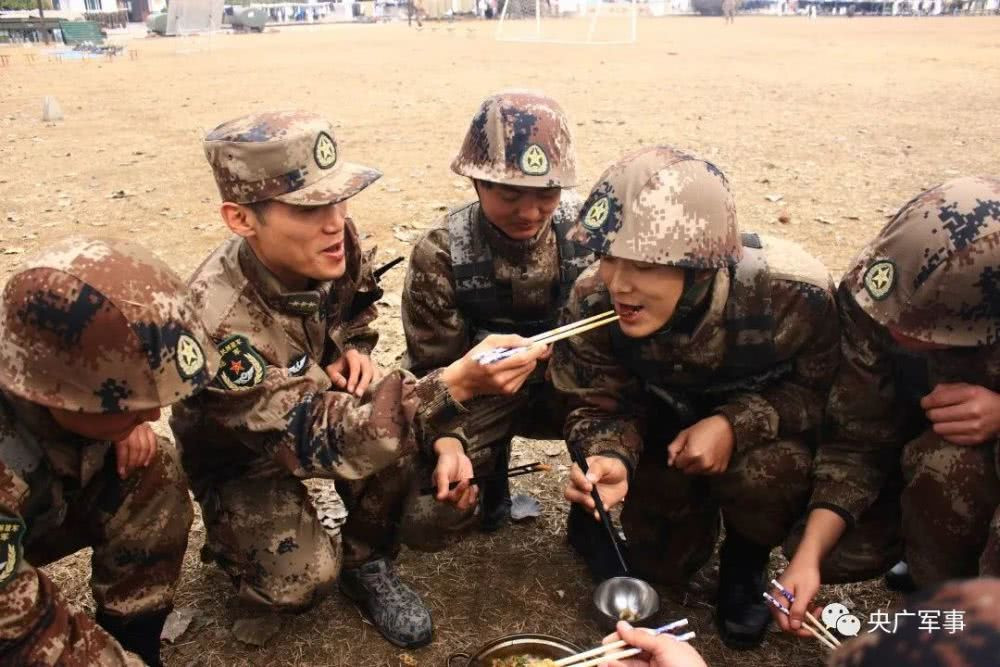 Giống với binh lính mọi quốc gia khác trên thế giới, việc ăn đồ khô và đồ đóng hộp trong thời gian dài cũng là một hành động "như tra tấn" với lính Trung Quốc. Nguồn ảnh: QQ.