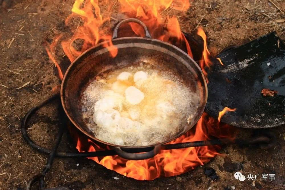 Sau khi có bếp và có lửa, văn hoá ẩm thực nghìn năm của Trung Hoa cổ đại sẽ được bê tận ra chiến trường. Nguồn ảnh: QQ.