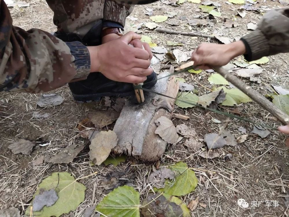Ngoài việc đào bếp, lính Trung Quốc cũng được huấn luyện cách tạo ra lửa từ những vật dụng tự nhiên - đề phòng trường hợp không có máy lửa hoặc máy lửa và diêm bị ướt trong quá trình hành quân. Nguồn ảnh: QQ.