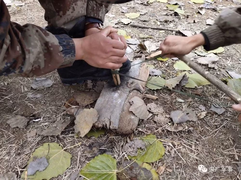 Ngoài việc đào bếp, lính Trung Quốc cũng được huấn luyện cách tạo ra lửa từ những vật dụng tự nhiên - đề phòng trường hợp không có máy lửa hoặc máy lửa và diêm bị ướt trong quá trình hành quân. Nguồn ảnh: QQ.