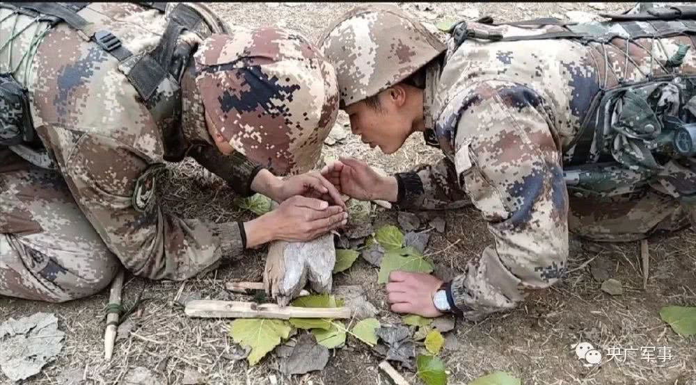 Việc tạo ra lửa theo kiểu của người cổ đại này thực sự rất khó khăn và có thể là bất khả thi nếu như môi trường xung quanh ẩm ướt, nhiều mưa. Nguồn ảnh: QQ.