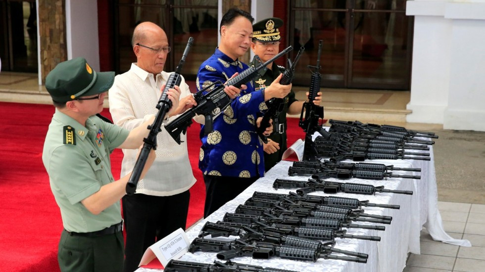 Một vài năm gần đây, mối quan hệ trong khía cạnh quân sự giữa Trung Quốc và Philippines cũng tăng lên đáng kể. Đặc biệt phải kể đến những lô vũ khí viện trợ "biếu không lấy tiền" được Bắc Kinh chuyển cho nước này trong thời gian Philippines chống khủng bố IS. Nguồn ảnh: MPICM.