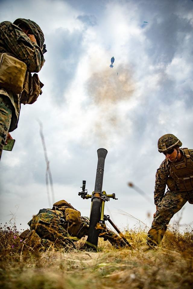 Thuỷ quân Lục chiến khai hoả cối 81mm trong cuộc tập trận Platium Eagle 18 tại trại huấn luyện Babadag, Romania hôm 5/9/2018. Nguồn ảnh: BI.