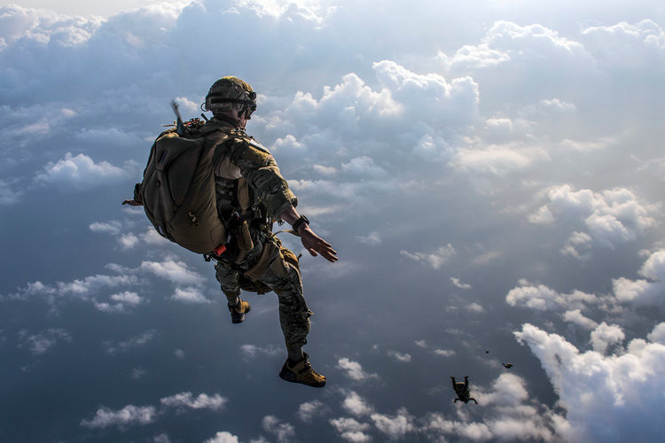 Lính dù cứu hộ thuộc sư đoàn 83 nhảy dù xuống Djibouti, châu Phi ngày 17/4/2018. Nguồn ảnh: BI.