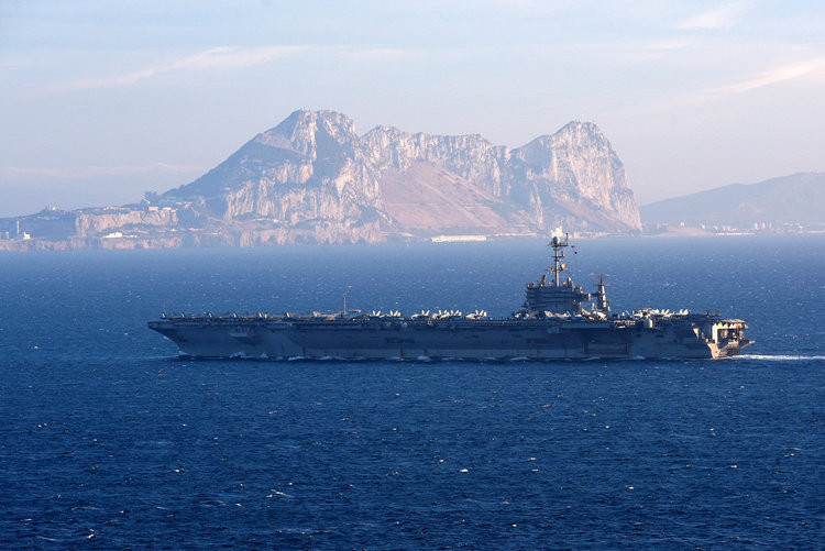 Tàu sân bay USS Harry S. Truman đi qua mũi Gibraltar để vào Địa Trung Hải. Ảnh chụp ngày 28/6/2018. Nguồn ảnh: BI.