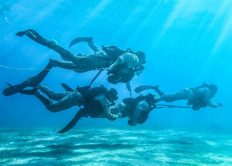 Thuỷ quân Lục chiến Mỹ thuộc đơn vị lính viễn chinh số 26 huấn luyện lặn biển cự ly dài ở vùng biển Aqaba, Jordan. Ảnh chụp ngày 8/7/2018. Nguồn ảnh: BI.