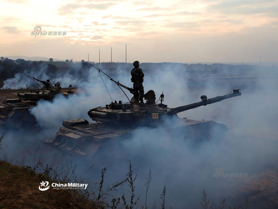 Hôm 25/11, cụm tập đoàn quân số 75 thuộc Lục quân Trung Quốc đã có màn huấn luyện thực binh quy mô lớn. Cuộc huấn luyện này bao gồm các khoa mục đánh trận giả tấn công cao điểm nhằm đánh giá khả năng tấn công và phòng thủ điểm cao của toàn quân. Nguồn ảnh: Chinamilitary.