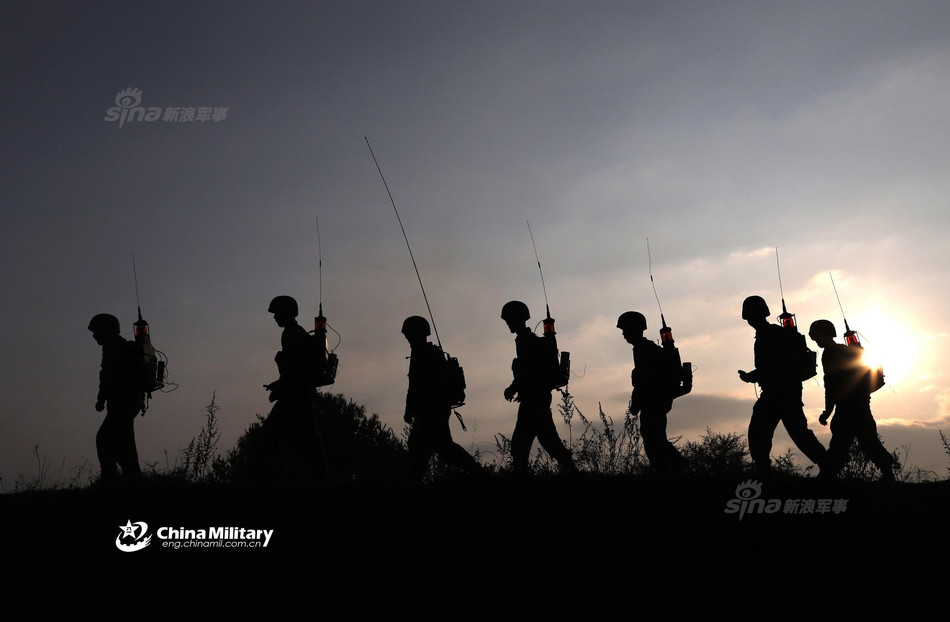 Như thường lệ, trong phần thực binh của cuộc tập trận này, binh lính và cả xe tăng sẽ được trang bị các thiết bị đặc biệt để đánh giá khách quan nhất khả năng tác chiến của người lính trên chiến trường. Nguồn ảnh: Chinamilitary.