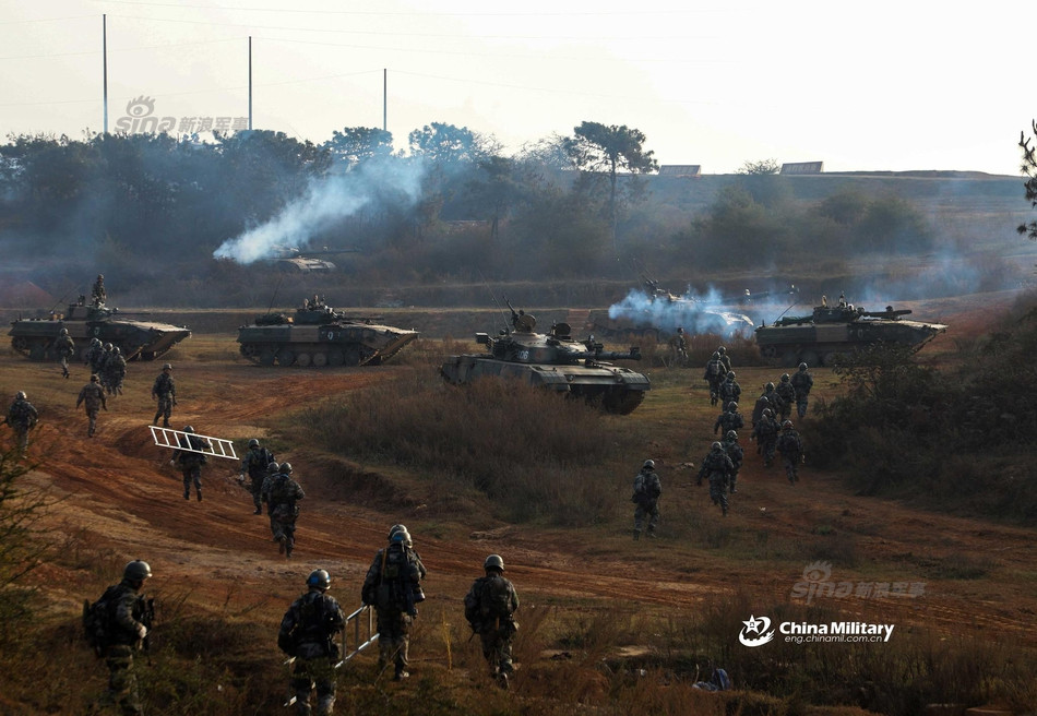 Các thiết bị này bao gồm một quả pháo khói nhỏ gắn trên mũ của người lính (hoặc gắn trên xe tăng) kèm theo nhiều tấm phản xạ lade. Binh lính tham gia tập trận sẽ được trang bị súng bắn đạn mã tử kèm theo thiết bị lade. Khi lade chiếu đúng vào phần phản xạ trên mũ đối phương, quả pháo khói sẽ phát nổ, đánh dấu người lính đó đã "bị loại khỏi vòng chiến đấu". Nguồn ảnh: Chinamilitary.