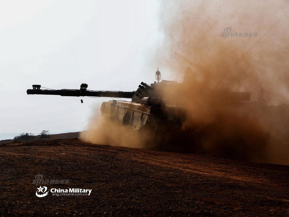 Xe tăng cũng được gắn theo các thiết bị lade công suất lớn ở đầu nòng để mô phỏng mỗi phát bắn vào binh lính trên chiến trường. Nguồn ảnh: Chinamilitary.