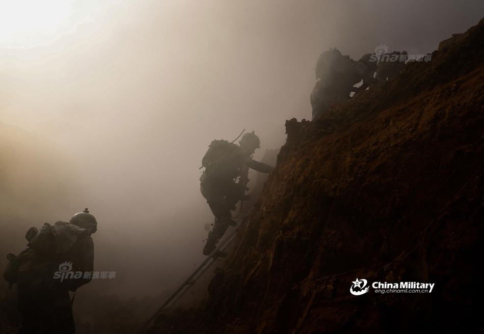 Thông thường, các cuộc thực binh trên khắp thế giới đều dựa trên kịch bản cho trước và dựa vào cách xử lý tình huống của các sĩ quan chỉ huy trên chiến trường để tiến triển kịch bản theo kinh nghiệm của các tướng lĩnh chỉ huy. Việc sử dụng thiết bị đánh giá khách quan như thế này sẽ tránh việc tướng lĩnh và binh lính chủ quan, quá tin vào lý thuyết mà quên đi yếu tố thực tế chiến trường. Nguồn ảnh: Chinamilitary.