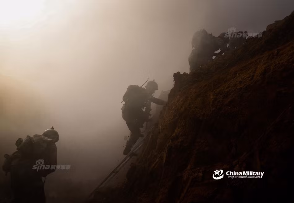 Thông thường, các cuộc thực binh trên khắp thế giới đều dựa trên kịch bản cho trước và dựa vào cách xử lý tình huống của các sĩ quan chỉ huy trên chiến trường để tiến triển kịch bản theo kinh nghiệm của các tướng lĩnh chỉ huy. Việc sử dụng thiết bị đánh giá khách quan như thế này sẽ tránh việc tướng lĩnh và binh lính chủ quan, quá tin vào lý thuyết mà quên đi yếu tố thực tế chiến trường. Nguồn ảnh: Chinamilitary.