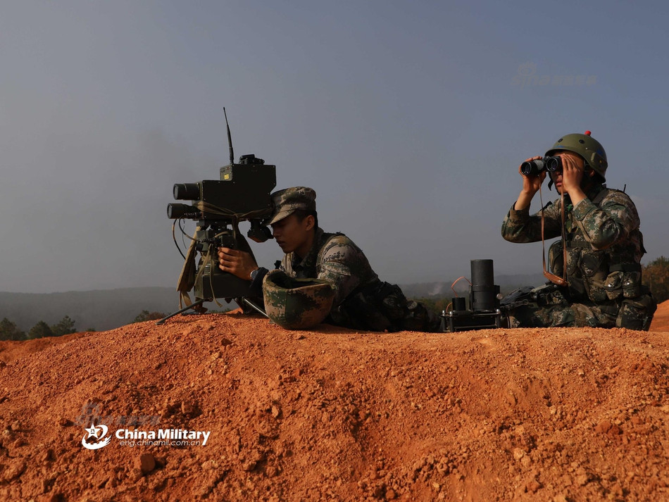 Thiết bị chống tăng thực tế cũng là một hệ thống phát lade công suất lớn. Kiểu huấn luyện này của quân đội Trung Quốc rõ ràng là rất hiệu quả và khách quan hơn nhiều so với các kiểu luyện quân truyền thống, nên được nhân rộng trong quân đội các nước trên thế giới. Nguồn ảnh: Chinamilitary.